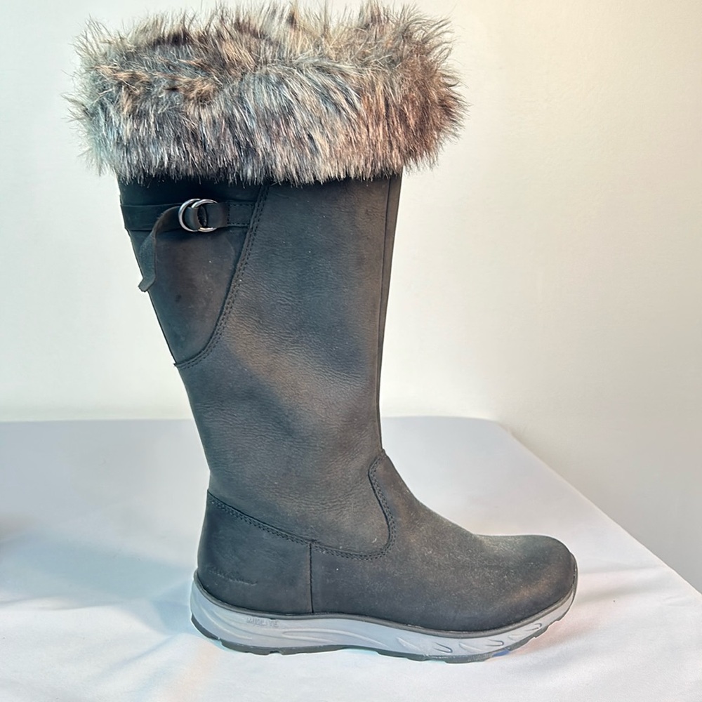 NWT Eddie Bauer black with fur trim at the top size 6 ladies winter boots